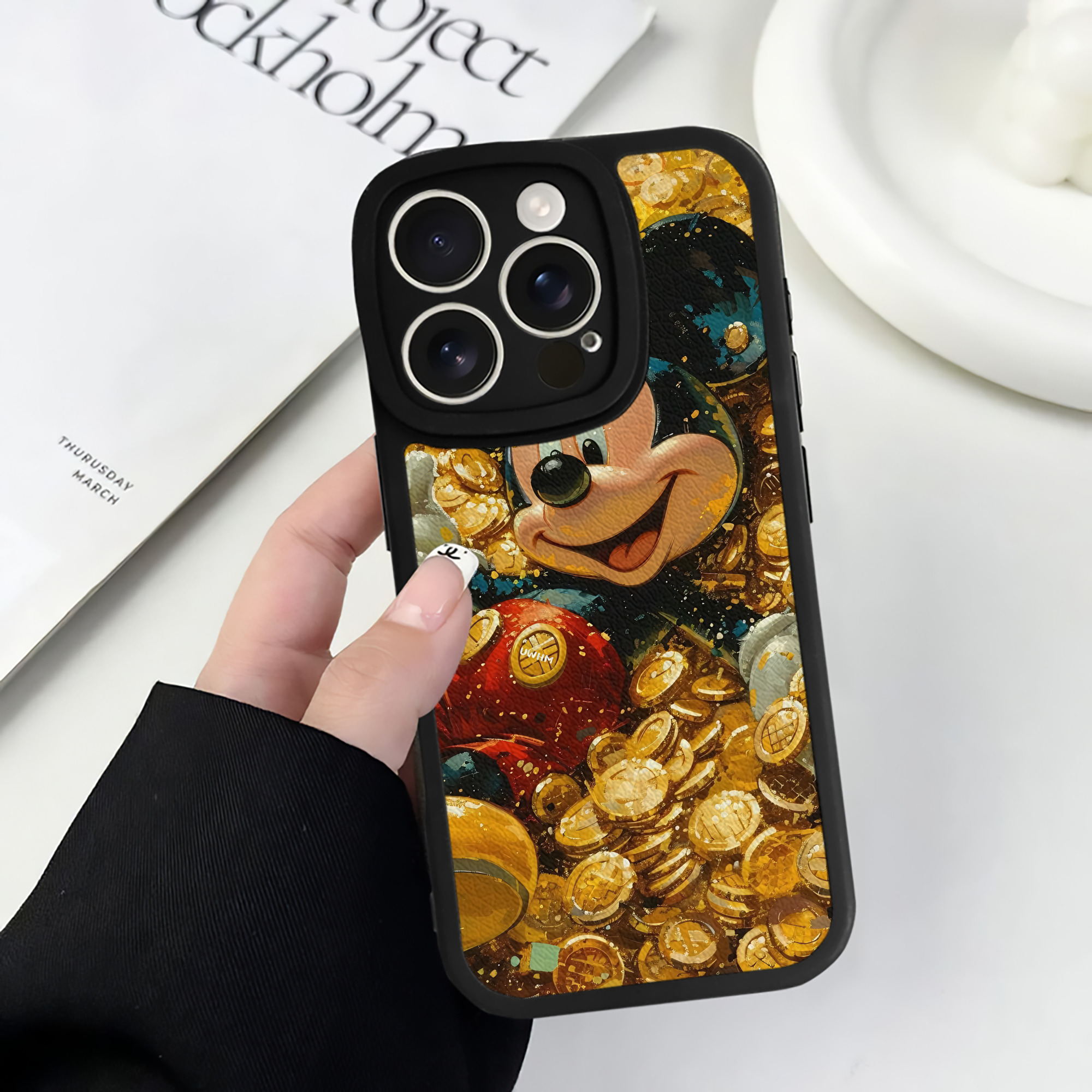（画像用） ミッキーマウス Mickey Mouse 【iPhone 16シリーズ対応】シリコンスマホケース（レザー調） 材質：シリコン